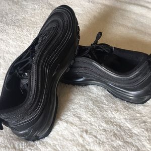 USED BLACK SNEAKERS